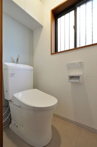 お手入れのしやすさを考え、トイレは凹凸が少なくすっきりとした形状のTOTO「ピュ...
