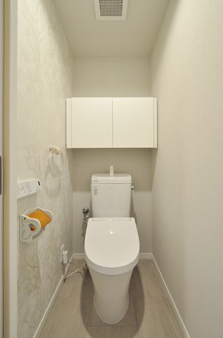 トイレ空間もキッチンと同様に、落ち着いたグレーを基調としたコーディネートでま...
