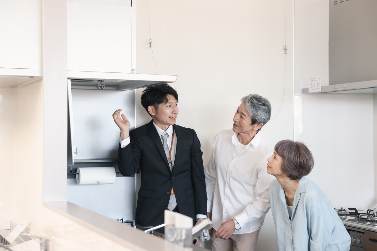 ショールームで住まいのことを相談されているご家族