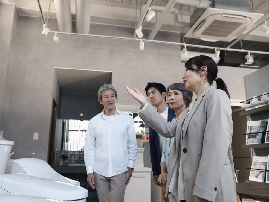 ショールームの展示をご案内している様子