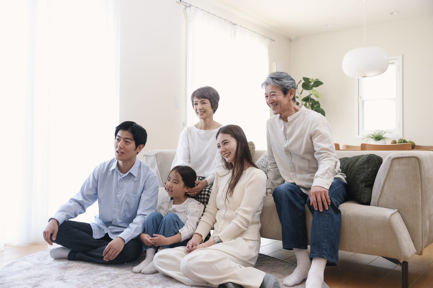 リノベーションした住まいのリビングで過ごすご家族