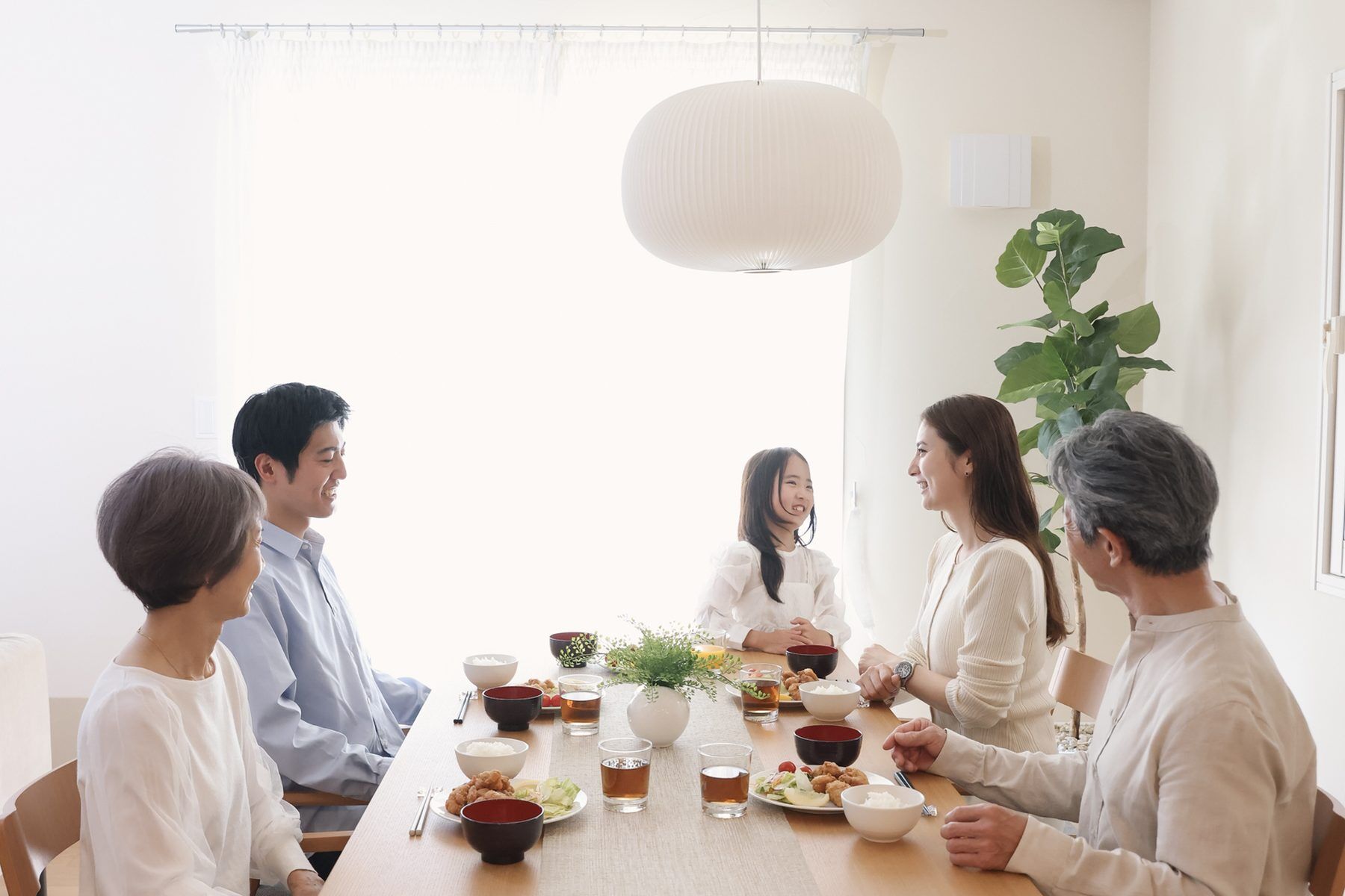 食卓を囲む三世代の家族