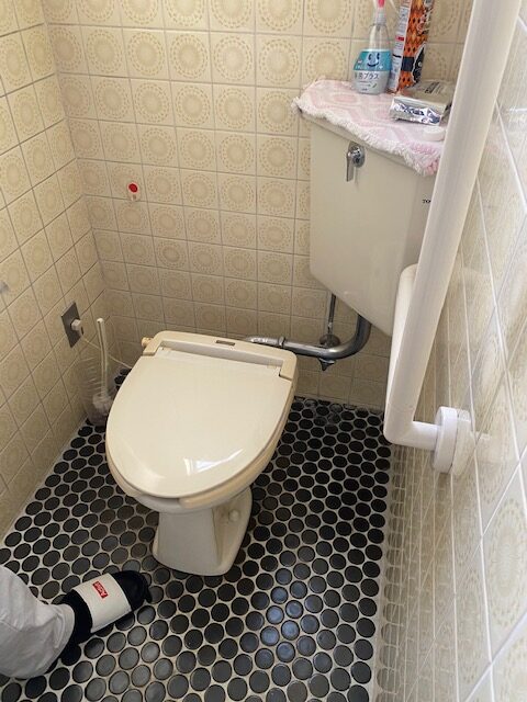 器具をまとめてすっきりトイレリフォーム（リフォーム前）