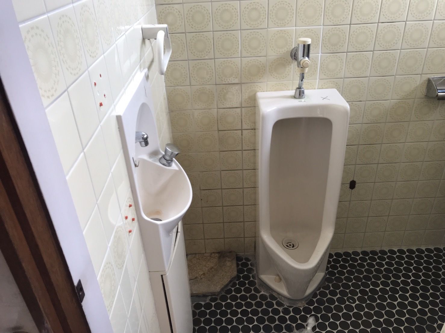 器具をまとめてすっきりトイレリフォーム（リフォーム前）