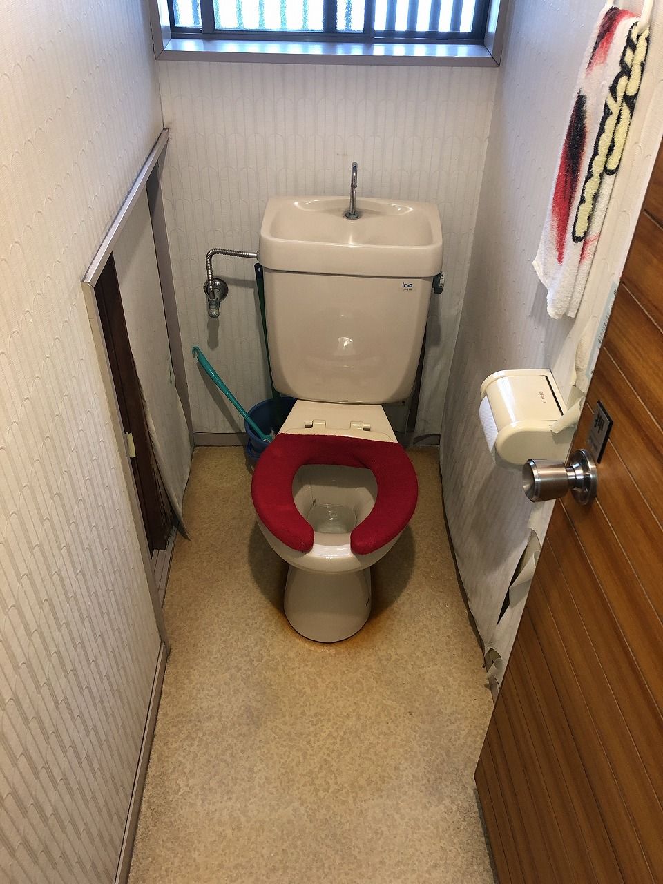 暗かった階段下のトイレをリフォームで快適に!（リフォーム前）