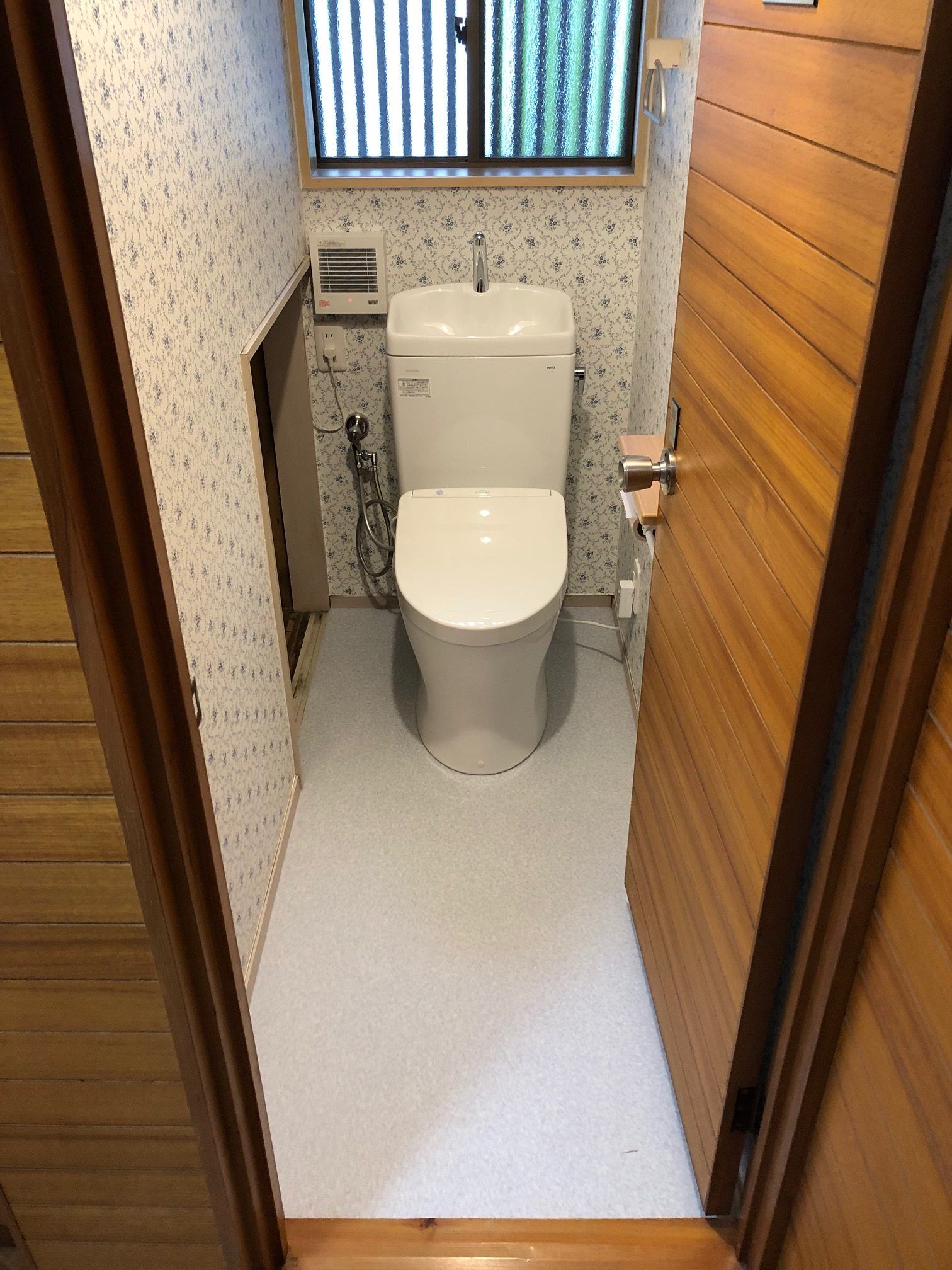 暗かった階段下のトイレをリフォームで快適に!