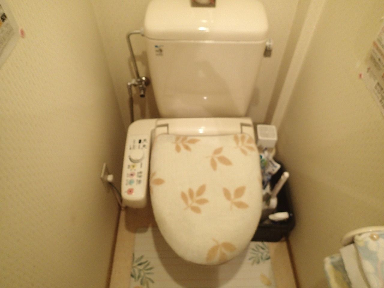 トイレリフォーム(側面アクセントクロス貼り)（リフォーム前）