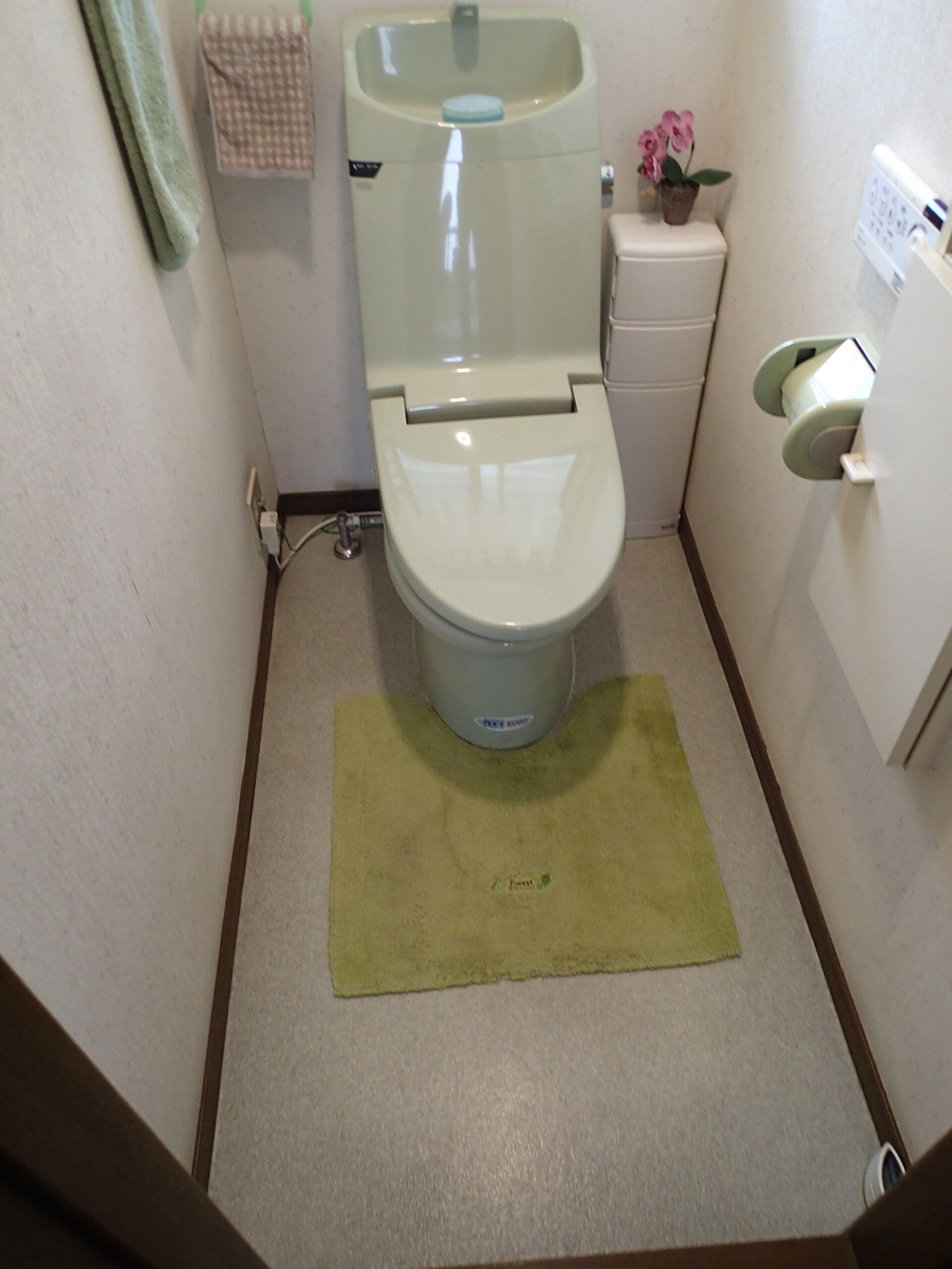 トイレリフォーム(LIXIL サティスSタイプ手洗い統合型)（リフォーム前）