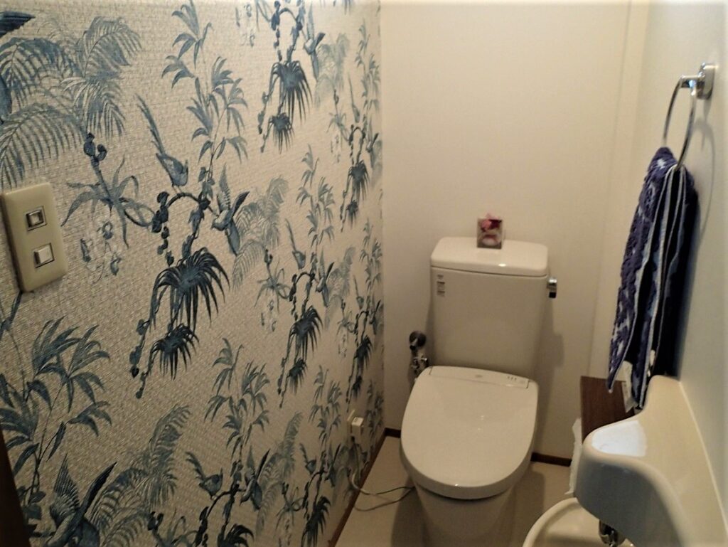 トイレリフォーム(側面アクセントクロス貼り)（リフォーム後）