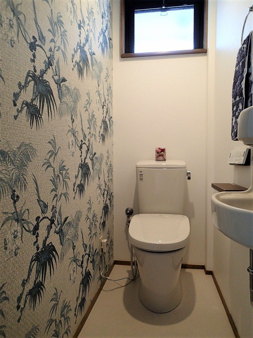 トイレリフォーム(側面アクセントクロス貼り)