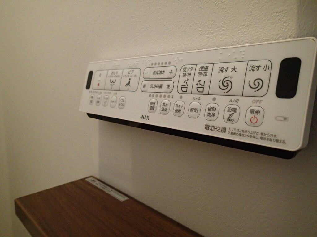 トイレリフォーム(側面アクセントクロス貼り)（リフォーム後）