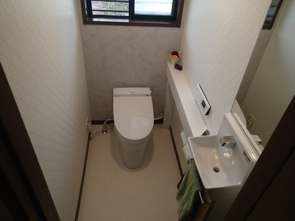 トイレリフォーム(LIXIL サティスSタイプ手洗い統合型)（リフォーム後）
