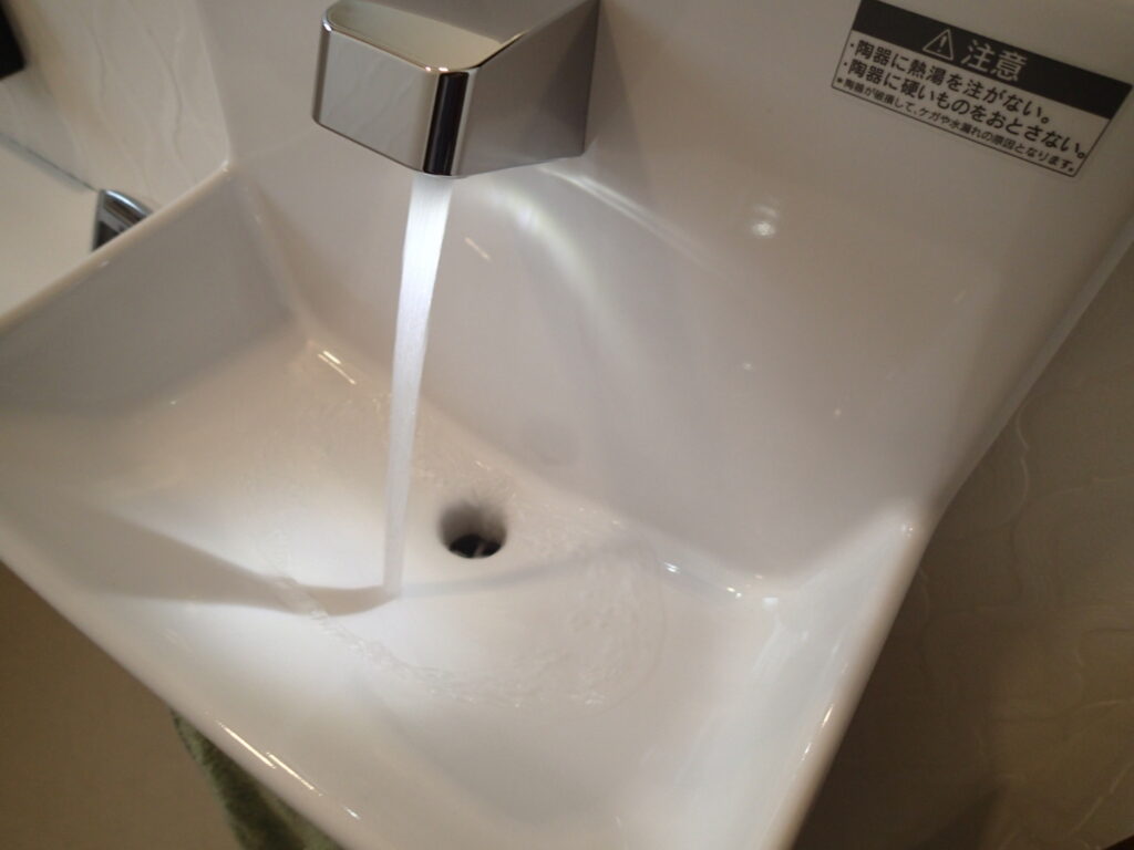 トイレリフォーム(LIXIL サティスSタイプ手洗い統合型)（リフォーム後）