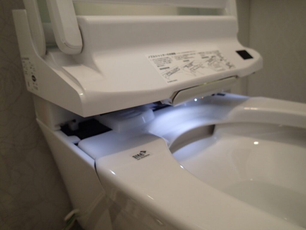 トイレリフォーム(LIXIL サティスSタイプ手洗い統合型)（リフォーム後）
