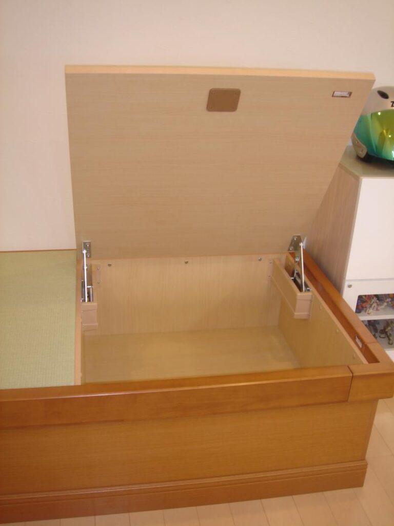 自然と家族が集まるフラット対面キッチンを中心としたLDK　収納