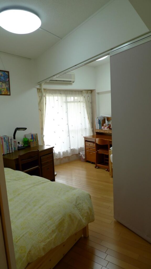 お気に入り家具を活かしたカントリー風リビング　子ども部屋
