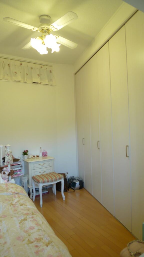 お気に入り家具を活かしたカントリー風リビング　子ども部屋