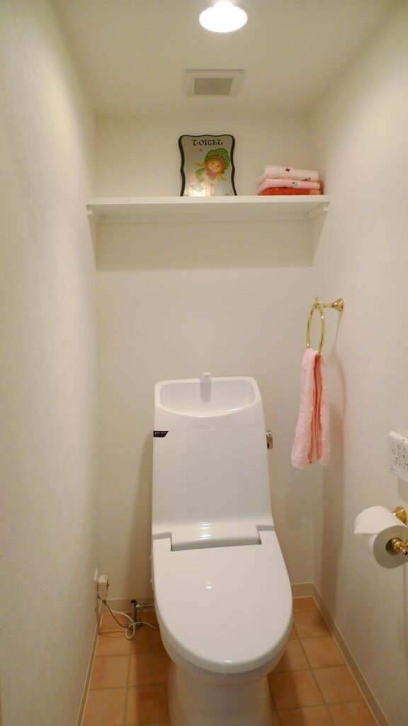 お気に入り家具を活かしたカントリー風リビング　トイレ