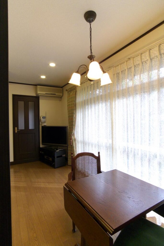 毎日が楽しい！ お気に入りに囲まれたシックな住まい　リビングのドア