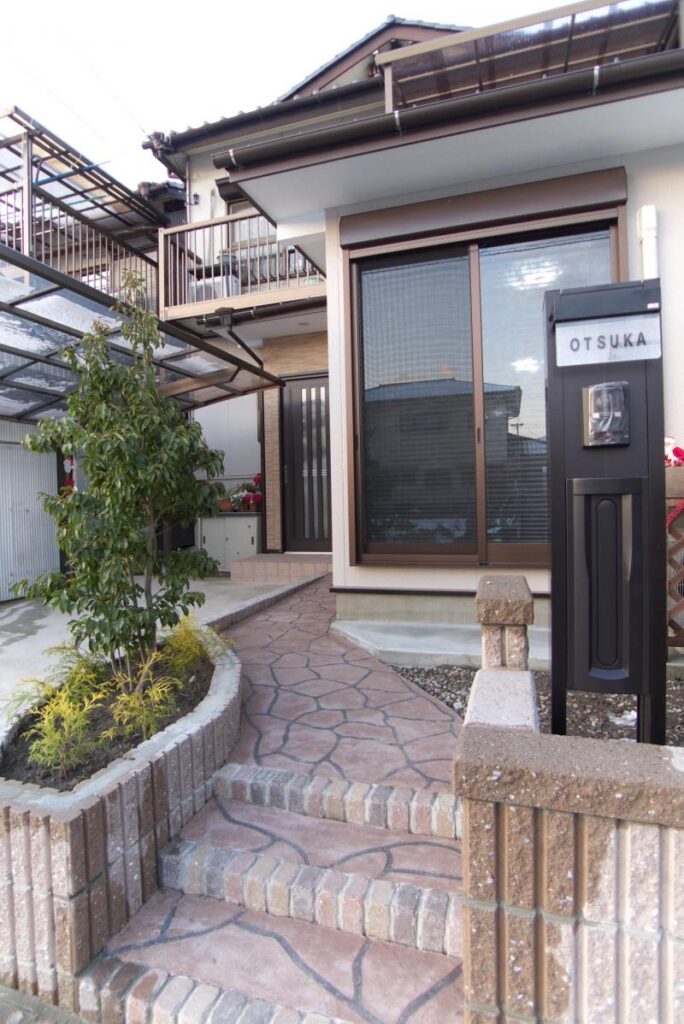 家族がのびのびと過ごせるLDKリフォーム　玄関アプローチ