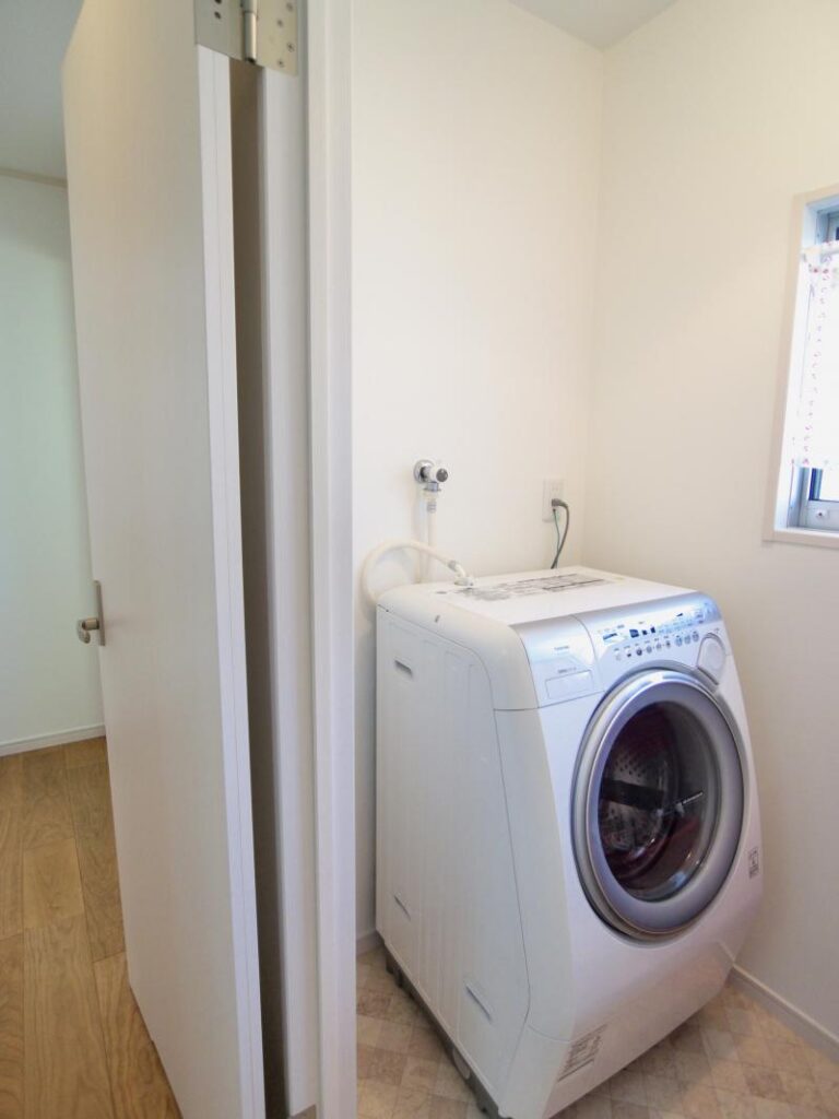 中古住宅再生 明るく開放的な住まいへ　洗濯室
