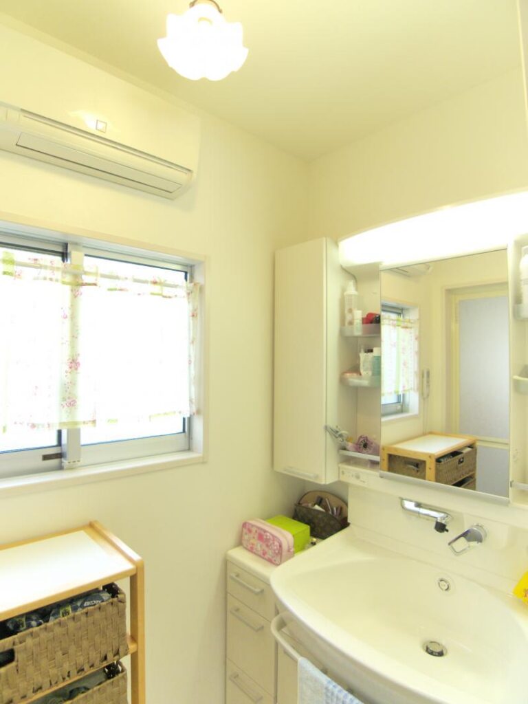 中古住宅再生 明るく開放的な住まいへ　洗面所