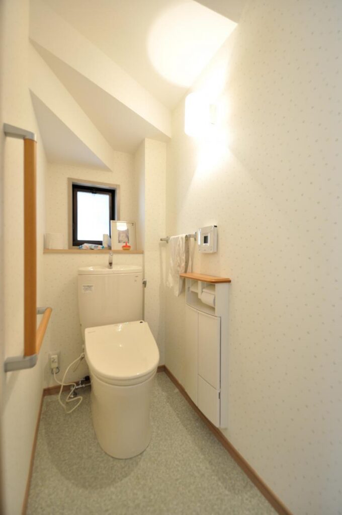 住宅エコポイント利用 インプラスと床暖房採用で快適な生活に！　トイレ