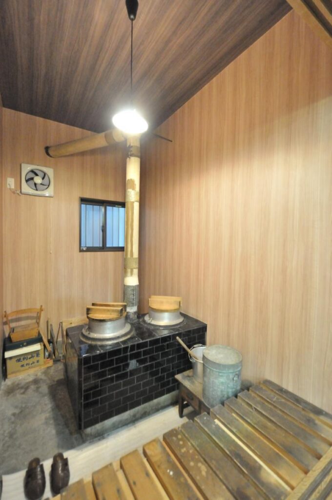 日本家屋の意匠際立つ二世帯住宅 耐震補強で将来も安心　1階キッチン