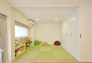 子育てが安心してできる畳コーナーのあるリビング（リフォーム前）