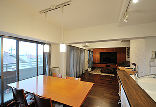 中古マンション全面リフォーム 高級感のある内装に一新！　リビング／居間