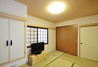 孫と遊ぶバリアフリーな住まい 耐震補強で安全・安心　モダンな和室