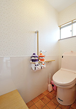 孫と遊ぶバリアフリーな住まい 耐震補強で安全・安心　トイレ