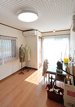 完全分離型二世帯住宅をバリアフリー＆防犯性の高い住まいへ　洋裁部屋