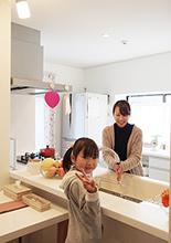 子育てパパママ必見！子供たちを見守るアイデア満載の家　ダイニング