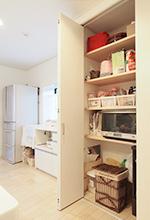 子育てパパママ必見！子供たちを見守るアイデア満載の家　キッチン