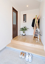 店舗兼住宅をリノベーションと耐震補強で明るく快適な住まいへ　玄関