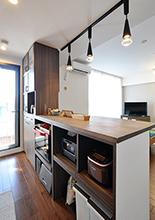 築浅中古マンションをリノベで北欧風の佇まいに　キッチンカウンター