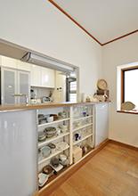 床暖房と内窓で冬も温かく過ごせるカントリー調のダイニングキッチン　カウンター収納