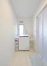 譲り受けた築35年の一軒家を夫婦の新居へとリノベーション　洗面室