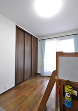 ダーク系の色味で統一されたホテルライクでスタイリッシュな住まい　子ども部屋