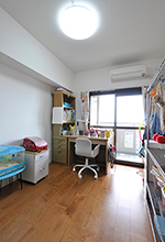 対面キッチン＋スペース拡張＋造作収納で、家族がゆったりくつろげるLDKに　子ども部屋