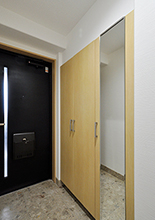 柔軟に使い分けできる畳小上がり付きのLDK 成長に合わせて子ども部屋も用意　玄関
