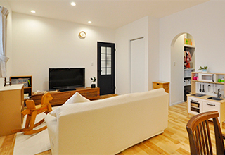 離れをリノベーションして子育てを応援！ 温もりのある北欧風インテリアの住まい　リビング
