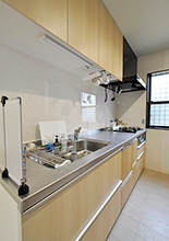 おしゃれな洗面コーナーがあるリビング 新しい生活様式を見据えた住まいに　キッチン