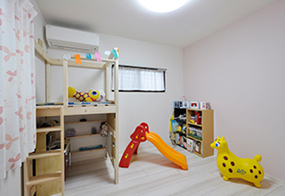 おしゃれな洗面コーナーがあるリビング 新しい生活様式を見据えた住まいに　子ども部屋・寝室