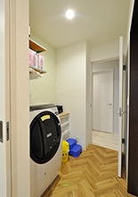 おしゃれな洗面コーナーがあるリビング 新しい生活様式を見据えた住まいに　脱衣室