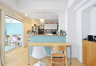 キッチンからリビングも子ども部屋も見守れる住まいへ　リビング