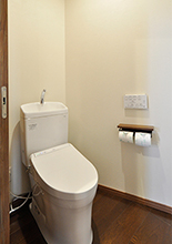 車庫をご夫婦の新たな寝室+収納に トイレやミニキッチンなど水回り設備も新設　トイレ