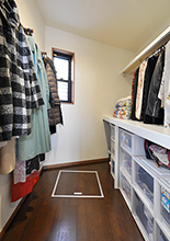 車庫をご夫婦の新たな寝室+収納に トイレやミニキッチンなど水回り設備も新設　寝室・ウォークインクローゼット