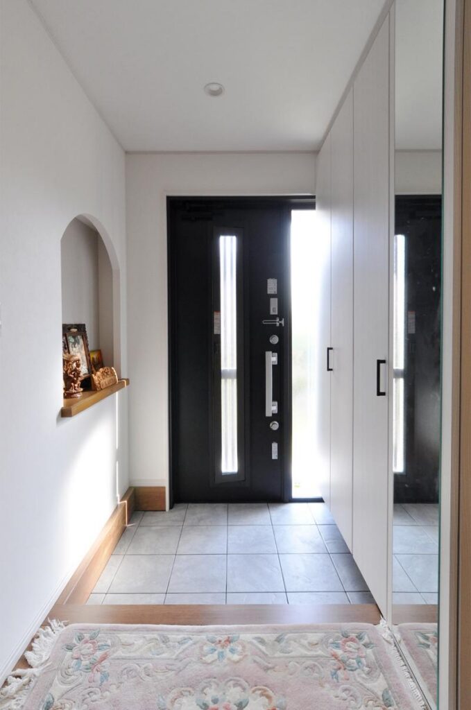 シックスタイルにまとめた二世帯住宅 自動化設備の導入で"家事ラク"に　玄関